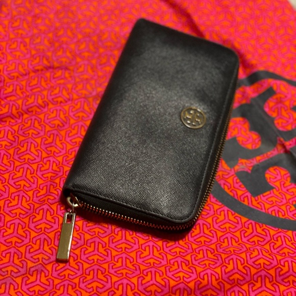 Black Tory Burch zip wallet - Picture 7 of 7